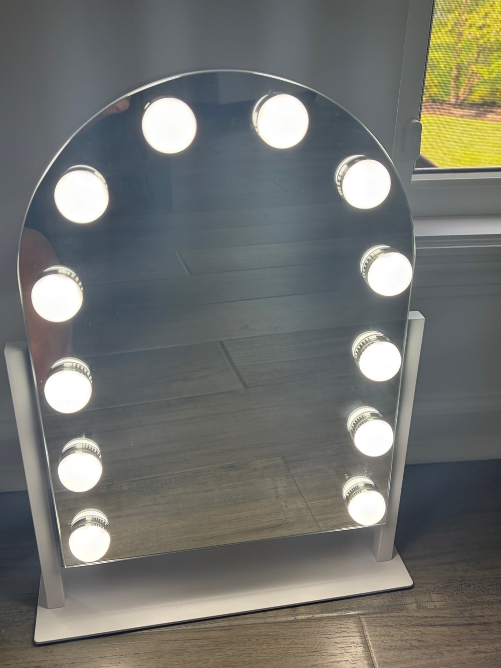Lighted Vanity Mirror with 12 Bulb Frame - White - New
